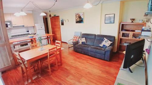 Nueva Apartamento | Acogedor bajo con terraza y vistas