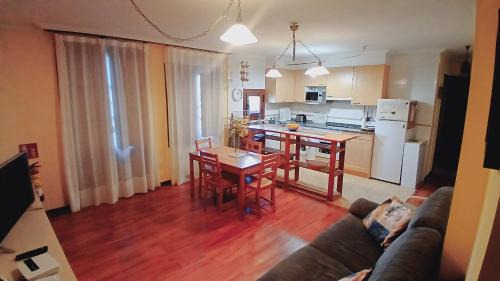 Nueva Apartamento | Acogedor bajo con terraza y vistas