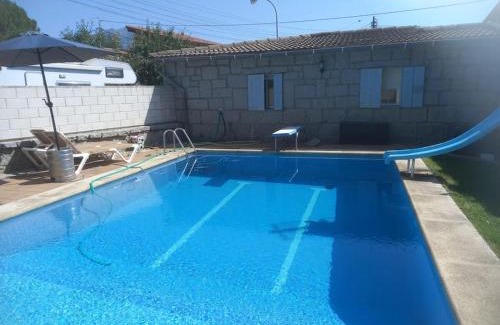 Becerril de la Sierra Apartamento | Acogedora casita loft de piedra con piscina compartida