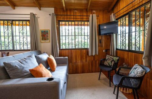 Jaco Chalet De Esquí | Acogedora cabaña Playa Hermosa Naturaleza y Surf