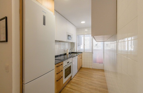 Casco Antiguo Cama Y Desayuno | Acogedora habitación con cama doble cerca al Polideportivo Los Cantos en Alcorcón SAP35A