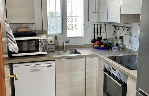 El Faro Chalet De Esquí | Acogedora villa con espaciosas terrazas,vistas al mar y pequeña piscina privada