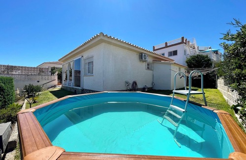 El Faro Chalet De Esquí | Acogedora villa con espaciosas terrazas,vistas al mar y pequeña piscina privada