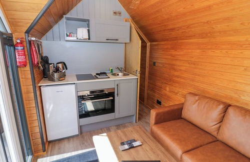 Middleton Cheney Cabaña | ACORN LODGE AT BRIDGE LAKE FARM & FISHERY, romantic in Chacombe