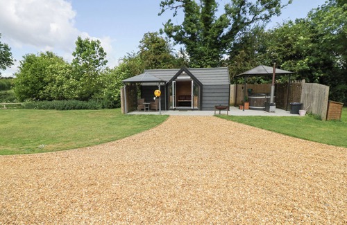 Middleton Cheney Cabaña | ACORN LODGE AT BRIDGE LAKE FARM & FISHERY, romantic in Chacombe