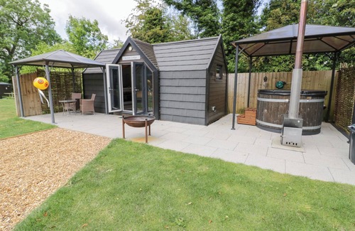 Middleton Cheney Cabaña | ACORN LODGE AT BRIDGE LAKE FARM & FISHERY, romantic in Chacombe