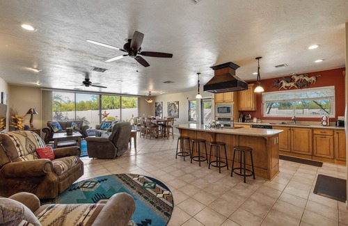 Desert Foothills North Casa | Acre + lot, comodidad del campo, ciudad cerca ...