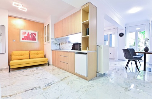 Kinosargous Apartamento | Acropolis Luxurious Apartment! Backyard Garden, WiFi, Office Desk, AC, Metro