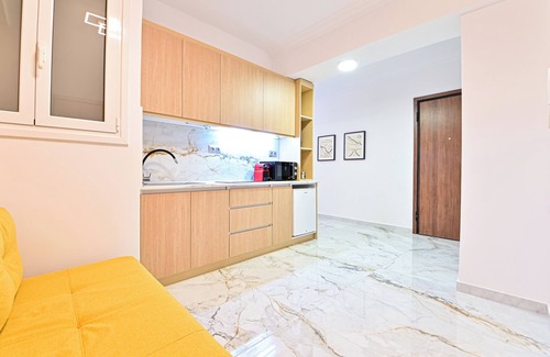 Kinosargous Apartamento | Acropolis Luxurious Apartment! Backyard Garden, WiFi, Office Desk, AC, Metro