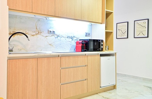 Kinosargous Apartamento | Acropolis Luxurious Apartment! Backyard Garden, WiFi, Office Desk, AC, Metro