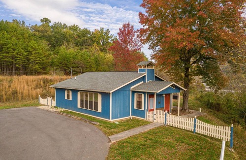 Pigeon Forge Cabaña | Encantadora casa de campo de la escuela justo en frente de Dollywood!