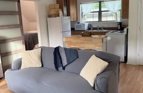 Westcliff Apartamento | Across from TCU Leasing at 1500 month all utilities and wifi included in June.