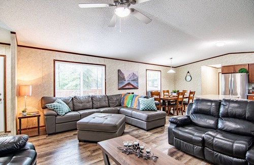 Sylvan Lake Cabina | Across from the beach and in downtown Sylvan Lake