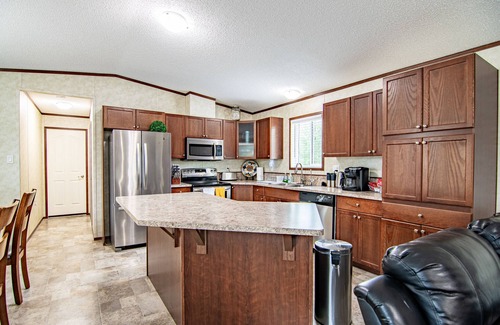 Sylvan Lake Cabina | Across from the beach and in downtown Sylvan Lake