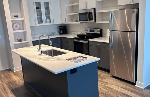 Lenexa Apartamento | Across the street from Lenexa City Market! 1BR Apartment with amenity’s
