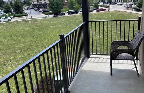 Lenexa Apartamento | Across the street from Lenexa City Market! 1BR Apartment with amenity’s