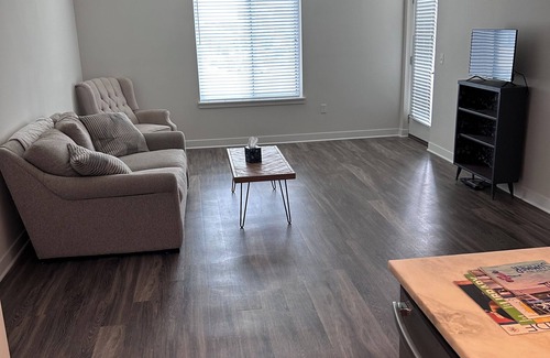 Lenexa Apartamento | Across the street from Lenexa City Market! 1BR Apartment with amenity’s