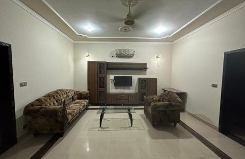 Bahria Town Apartamento | Active - Bahria Town - Independent Beautiful 10 marla Portion near Talwar chouk