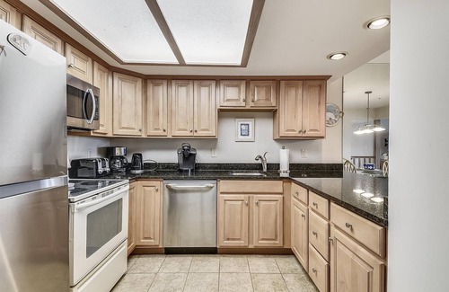 Bethany Beach Casa | FRENTE AL MAR - ¡ACTIVIDADES DIARIAS GRATIS! Hermosa casa adosada de cuatro dormitorios con 2. 5 baños situados detrás de las dunas, aproximadamente a 300 pies de la playa.