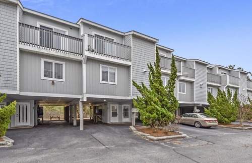 Bethany Beach Casa | FRENTE AL MAR - ¡ACTIVIDADES DIARIAS GRATIS! Hermosa casa adosada de cuatro dormitorios con 2. 5 baños situados detrás de las dunas, aproximadamente a 300 pies de la playa.