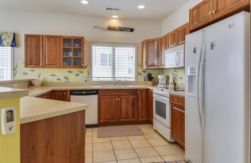 Bethany Beach Casa | ¡ACTIVIDADES DIARIAS GRATIS! Casa de pueblo de vacaciones de varios niveles maravillosamente decorado es una unidad final situada en una de las principales comunidades bayside privado de North Bethany cerrado sentado en una península con vistas a la ma...