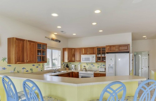 Bethany Beach Casa | ¡ACTIVIDADES DIARIAS GRATIS! Casa de pueblo de vacaciones de varios niveles maravillosamente decorado es una unidad final situada en una de las principales comunidades bayside privado de North Bethany cerrado sentado en una península con vistas a la ma...