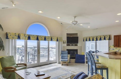 Bethany Beach Casa | ¡ACTIVIDADES DIARIAS GRATIS! Casa de pueblo de vacaciones de varios niveles maravillosamente decorado es una unidad final situada en una de las principales comunidades bayside privado de North Bethany cerrado sentado en una península con vistas a la ma...
