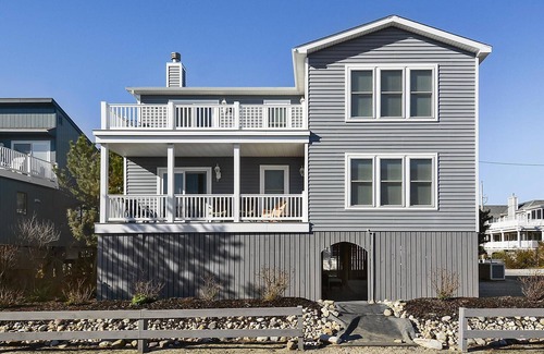 South Bethany Casa | ¡ACTIVIDADES DIARIAS GRATUITAS Y GRANDES VISTAS AL OCÉANO! Disfrutarás de las vistas al mar y la brisa desde los pisos dobles de esta hermosa casa de 6 habitaciones que consta de seis habitaciones, 4 baños completos, una casa nueva de estilo abierto ub...