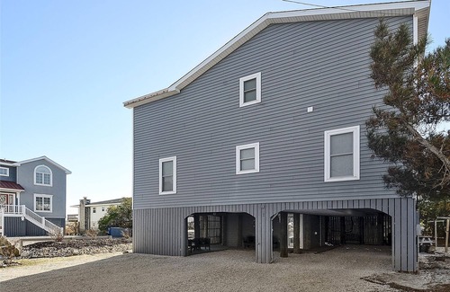 South Bethany Casa | ¡ACTIVIDADES DIARIAS GRATUITAS Y GRANDES VISTAS AL OCÉANO! Disfrutarás de las vistas al mar y la brisa desde los pisos dobles de esta hermosa casa de 6 habitaciones que consta de seis habitaciones, 4 baños completos, una casa nueva de estilo abierto ub...