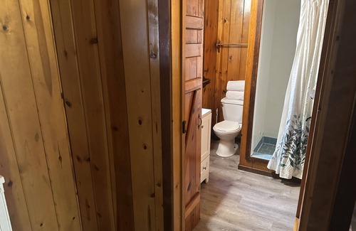 Boulder Creek Cabina | Adan -Rustic Cabin Interior