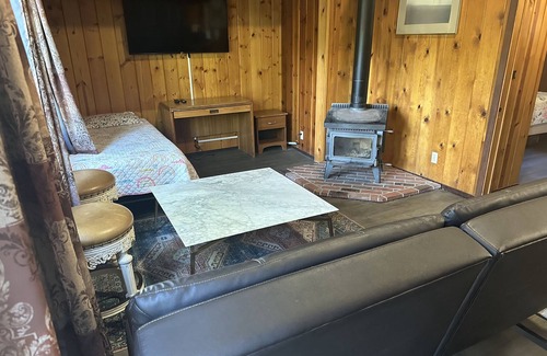 Boulder Creek Cabina | Adan -Rustic Cabin Interior