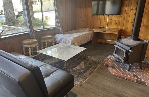 Boulder Creek Cabina | Adan -Rustic Cabin Interior