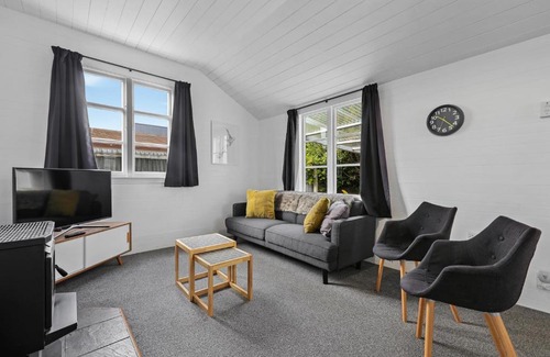 Addington Casa | Addington Cottage - Christchurch Holiday Home