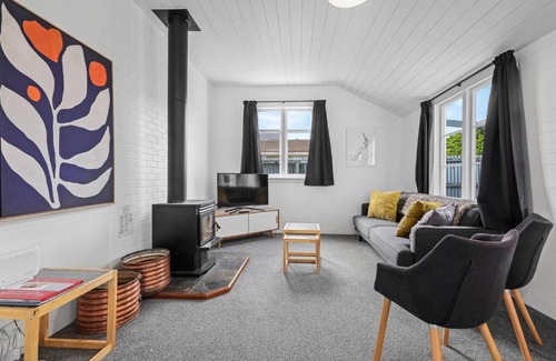 Addington Casa | Addington Cottage - Christchurch Holiday Home