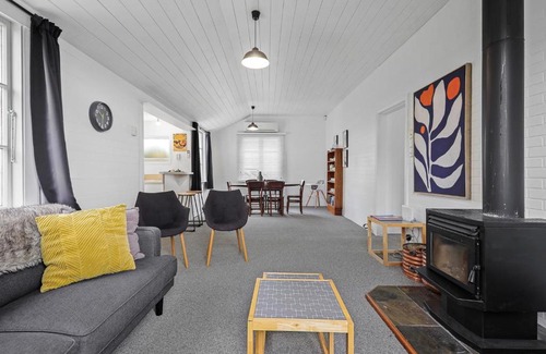 Addington Casa | Addington Cottage - Christchurch Holiday Home