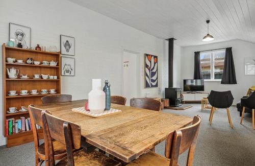 Addington Casa | Addington Cottage - Christchurch Holiday Home