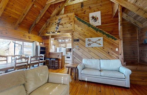 Townsend Cabina | Adelaide's Den (2-Bedroom Cabin) with Mountain view - Pets Allowed by RedAwning