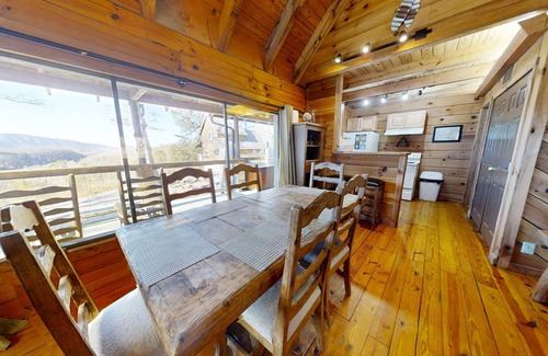 Townsend Cabina | Adelaide's Den (2-Bedroom Cabin) with Mountain view - Pets Allowed by RedAwning