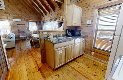Townsend Cabina | Adelaide's Den (2-Bedroom Cabin) with Mountain view - Pets Allowed by RedAwning