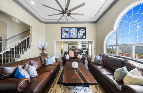 Russellville Casa | Adelines Lake View Elegant Home in Gated Community Sleeps 15