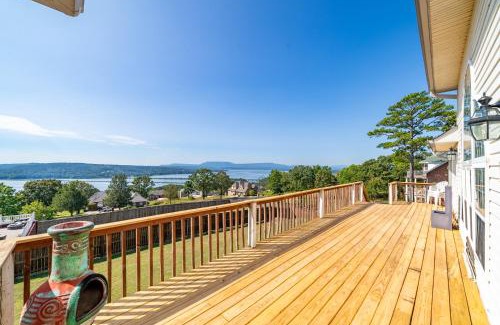 Russellville Casa | Adelines Lake View Elegant Home in Gated Community Sleeps 15