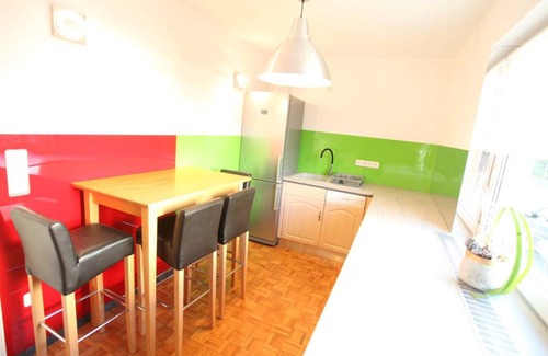 Adelsdorf Apartamento | Adelsdorf B & B's en Aischgrund moderno, luminoso, vista al jardín, cocina, barbacoa, estacionamiento