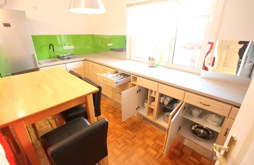 Adelsdorf Apartamento | Adelsdorf B & B's en Aischgrund moderno, luminoso, vista al jardín, cocina, barbacoa, estacionamiento