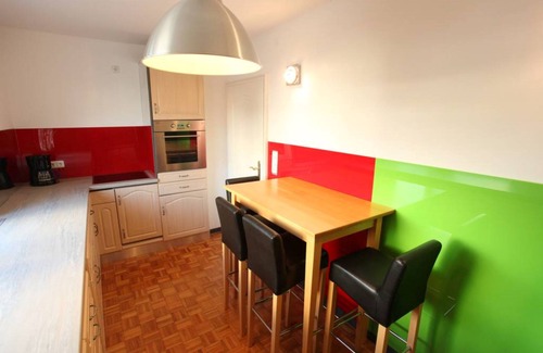 Adelsdorf Apartamento | Adelsdorf B & B's en Aischgrund moderno, luminoso, vista al jardín, cocina, barbacoa, estacionamiento