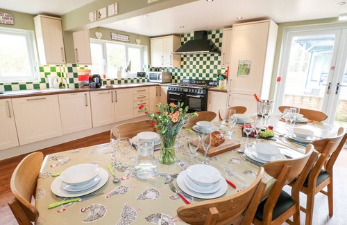 East Barkwith Casa | ADITUM COTTAGE, family friendly, with hot tub in Wragby