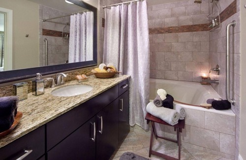 Las Vegas Complejo | Adjancent to the Sphere- Just Off the Las Vegas Strip-Desert Club Resort- 2 Bd.