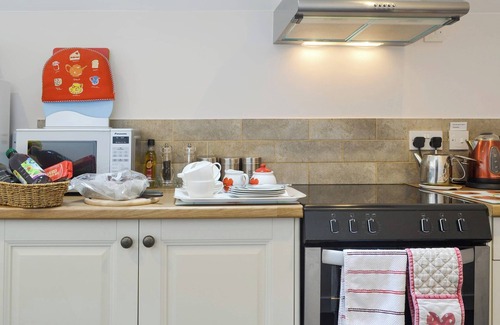 Betws Garmon Cabaña | Adjoining the original farmhouse this lovely cottage is almost at the foot of Mount Snowdon.