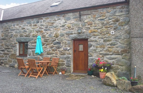 Betws Garmon Cabaña | Adjoining the original farmhouse this lovely cottage is almost at the foot of Mount Snowdon.