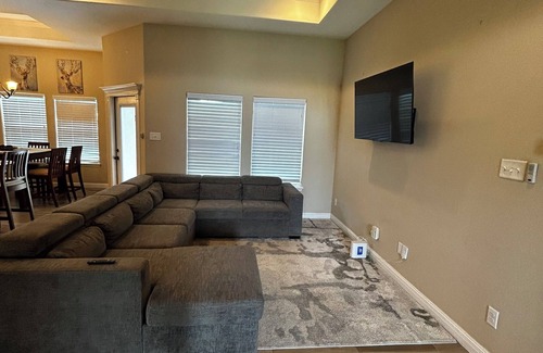 South Side Casa | Admirable southside location!