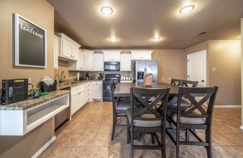 Lubbock Casa | Adobe Abode Duplex A - 4BR/3BA - South Lubbock